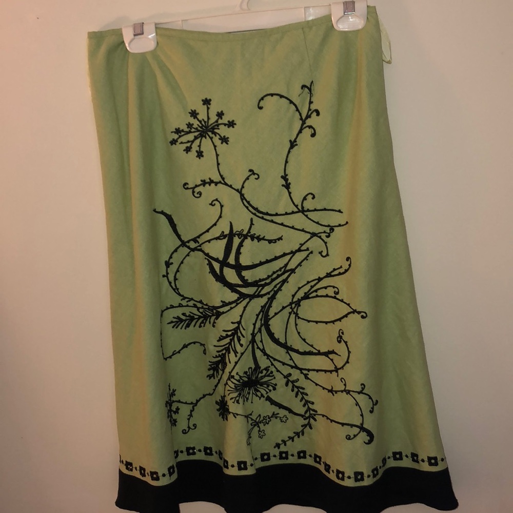 Green a-line skirt with pattern